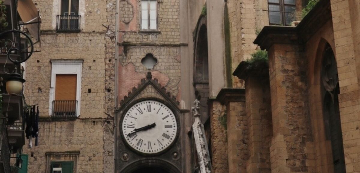 L'orologio e l'arco quattrocentesco di Sant'Eligio, che unisce il campanile della chiesa con l'edificio adiacente