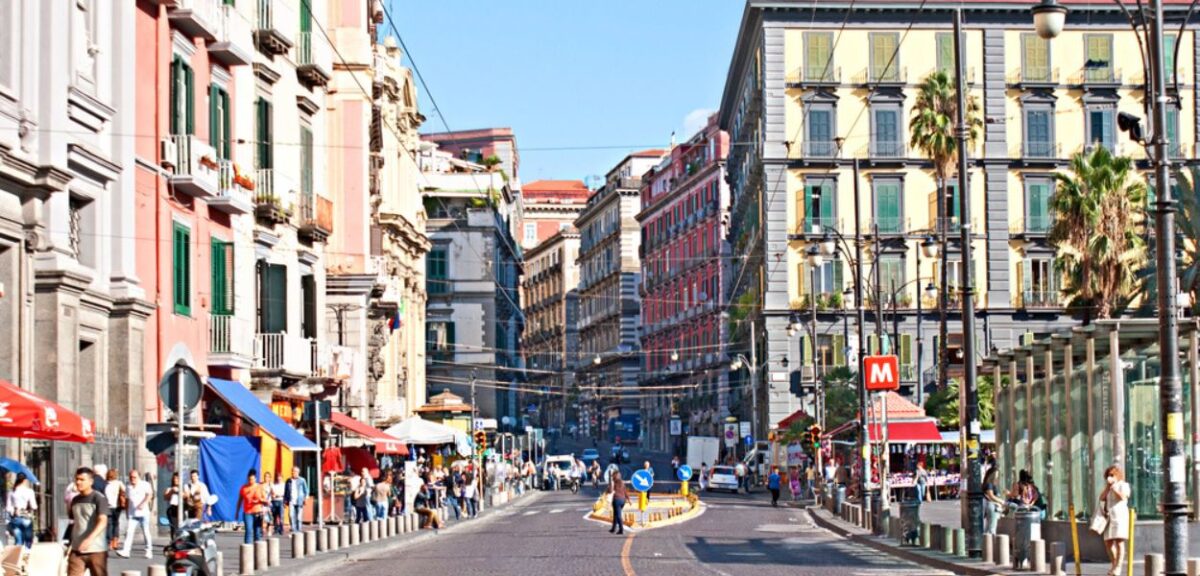 Via Toledo a Napoli, una delle strade più note di Napoli e porta d'ingresso per i Quartieri Spagnoli